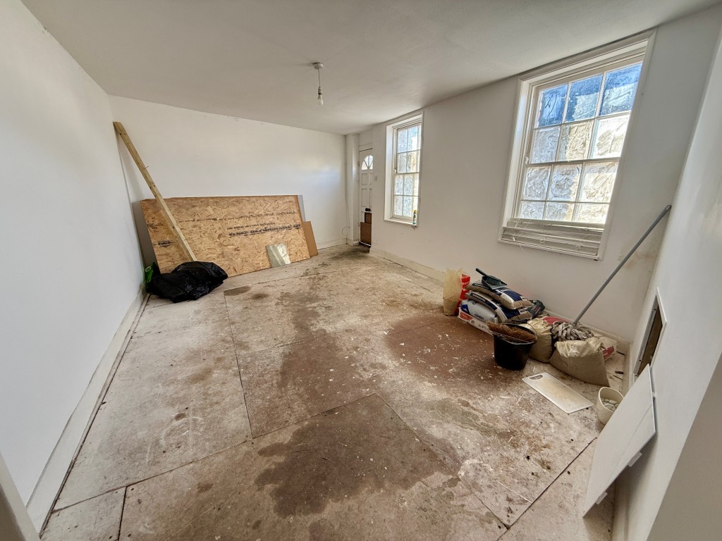 Lot: 109 - SIX-BEDROOM HOUSE FOR IMPROVEMENT - Living room